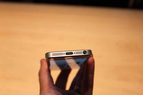 Trên tay siêu phẩm công nghệ được mong đợi nhất năm 2012: iPhone 5