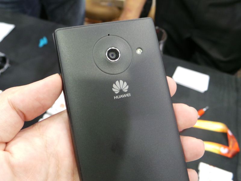 Mặt sau của máy gồm logo Huawei và camera 5 MP
