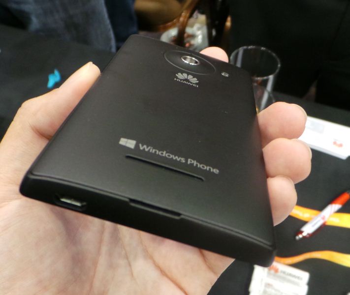 Bên dưới là cổng microUSB