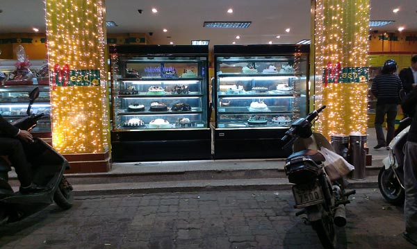6  Ảnh chụp vào buổi tối, đường nhiều ánh đèn