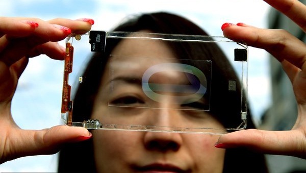 Trên tay smartphone màn hình trong suốt