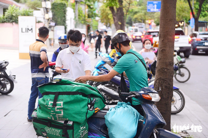 Bí mật nào giúp hàng Trung Quốc giao cho khách Việt Nam quá nhanh, quá rẻ?