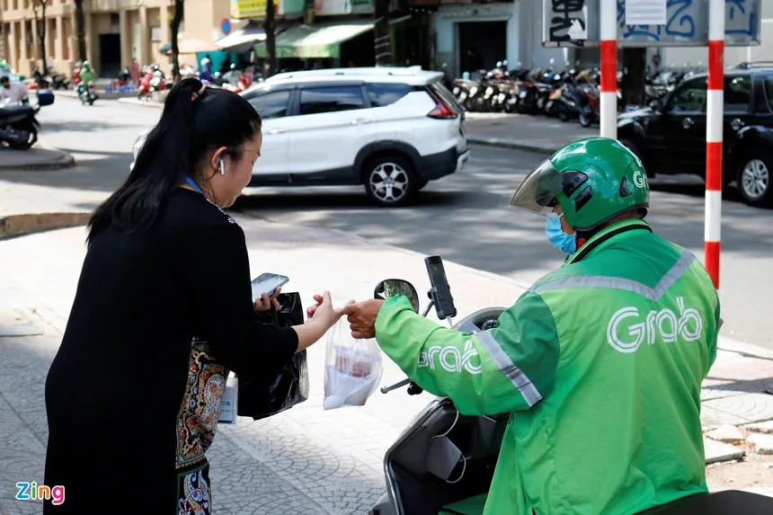 Bộ Công Thương yêu cầu Grab giải trình việc thu phụ phí nắng nóng