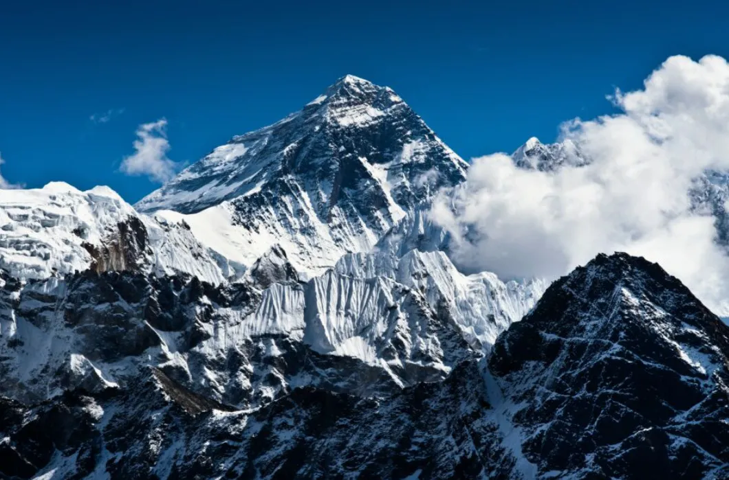 Băng trên đỉnh núi cao nhất thế giới Everest đang tan chảy nhanh chóng