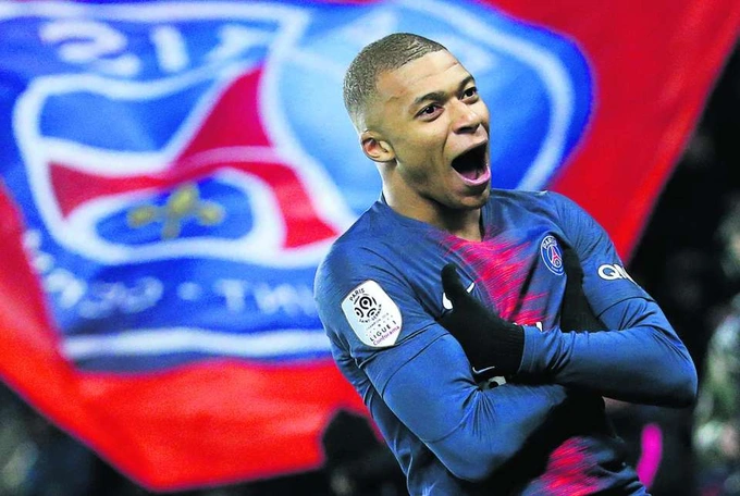 Kylian Mbappe 'quay xe', CLB Real Madrid 'nửa khóc, nửa cười'