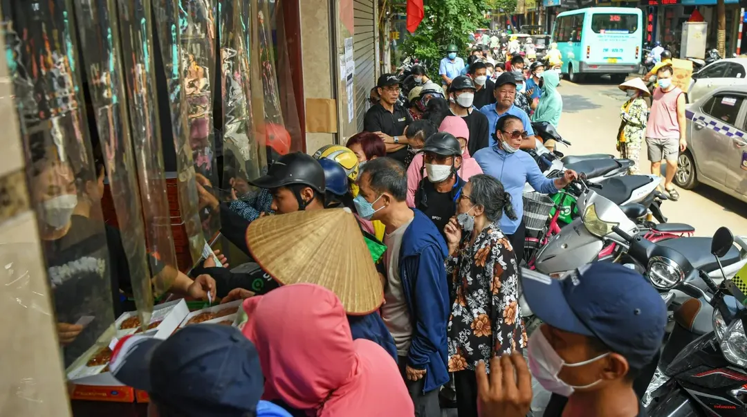 Bánh trung thu truyền thống "hốt bạc", giữa trưa nắng nóng hay gần nửa đêm, người dân vẫn xếp hàng để mua