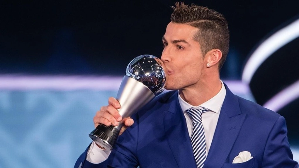 Cristiano Ronaldo "vỗ mặt" FIFA và Messi trong tuyên bố mới