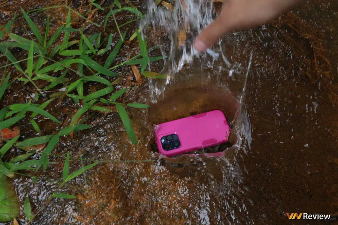 Trải nghiệm ốp lưng và dán cường lực OtterBox cho iPhone 14 Series khi đi trekking, trèo đèo lội suối: đúng chất “nồi đồng cối đá”