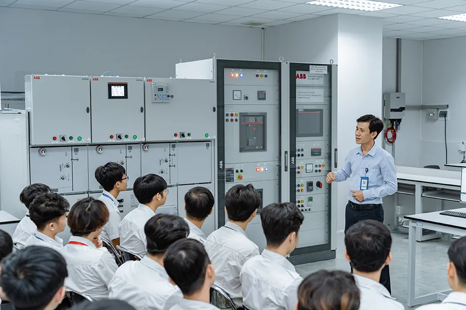 Đại học Công nghiệp TP.HCM mở phòng thí nghiệm trọng điểm Smart Grids đầu tiên