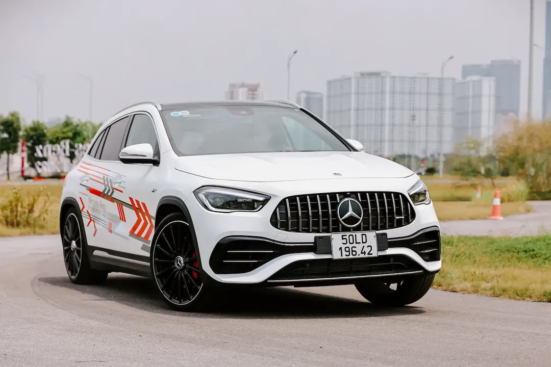 Mercedes-AMG GLA 45 S 4MATIC+ lần đầu thử sức trên đường đua Auto Gymkhana