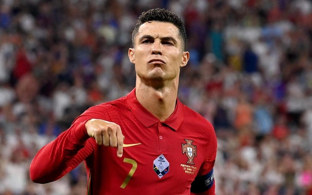 Kế hoạch giã từ sân cỏ của CR7 "đổ bể" chỉ vì lí do này