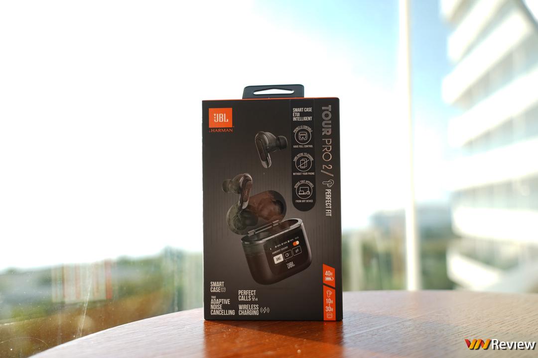 Đánh giá JBL Tour Pro 2: độc lạ tai nghe vượt mặt Apple, tích hợp hẳn màn hình cảm ứng vào hộp sạc