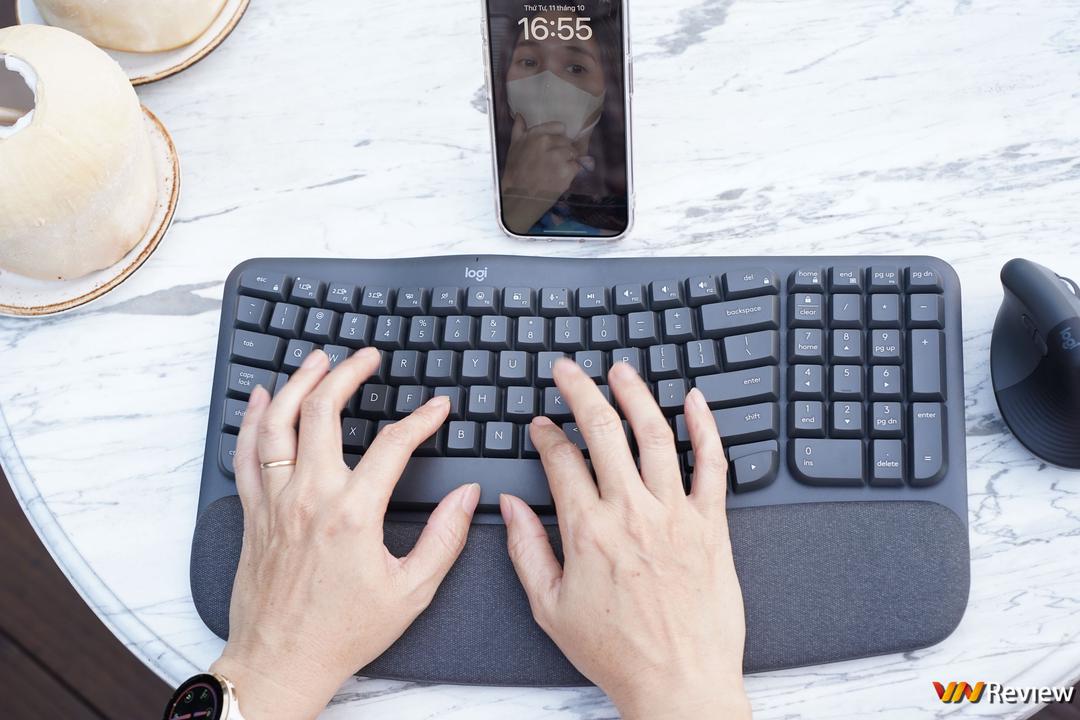 Logitech Wave Keys ra mắt: bàn phím công thái học không dây giúp gõ phím cả ngày không mỏi, pin tới 3 năm, kết nối 3 thiết bị cùng lúc