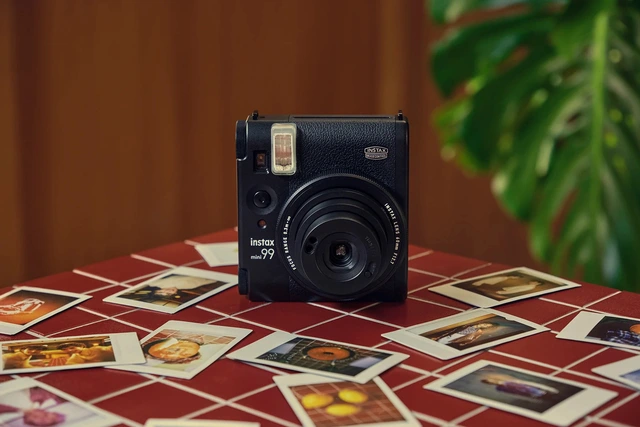 Fujifilm ra mắt máy ảnh chụp lấy ngay Instax Mini 99: Phong cách retro không lẫn đi đâu được, mua tặng các chị em thì hết ý