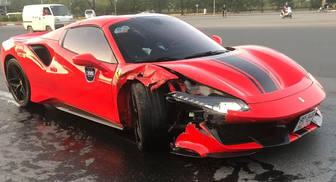 Siêu xe Ferrari 488 va chạm sáng nay uy lực cỡ nào mà khiến xe máy gãy đôi, văng xa hơn 30 mét?