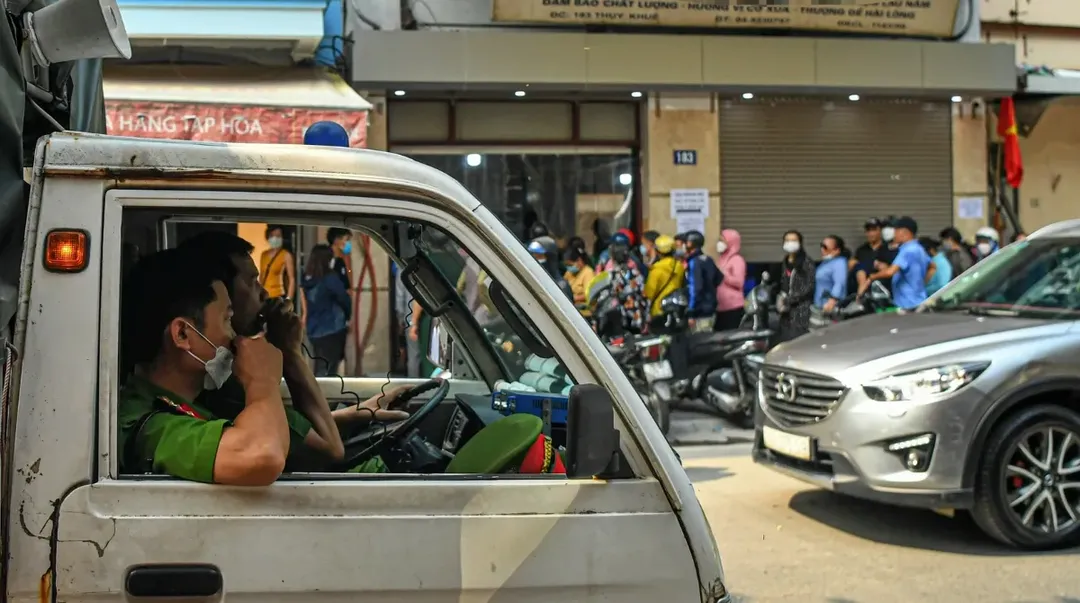 Bánh trung thu truyền thống hốt bạc, giữa trưa nắng nóng hay gần nửa đêm, người dân vẫn xếp hàng để mua