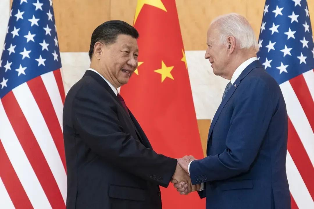 Cuộc gặp mặt lịch sử giữa Biden và Tập Cận Bình trước G20: bắt tay, cười đùa “giả trân” nhưng phát biểu vẫn sặc mùi "thuốc súng"