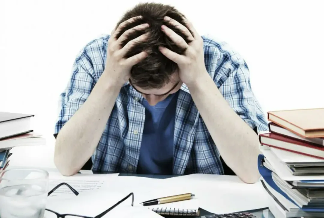 Hãy tìm cách chia sẻ với người khác khi bạn stress, vì người ta sẽ thấy bạn dễ mến hơn