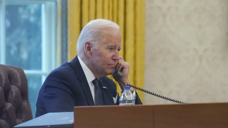 Biden nói chuyện với Zelensky, trong khi nghị sĩ Mỹ tuyên bố Hoa Kỳ không nợ Zelensky ‘cái mẹ gì hết’