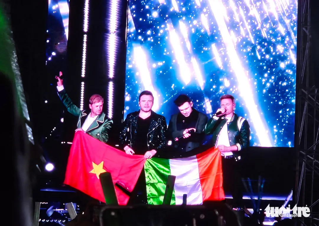 Live Show Westlife tại Việt Nam gây phẫn nộ vì vé 2 triệu mà chỉ thấy giàn giáo và 4 cái lều