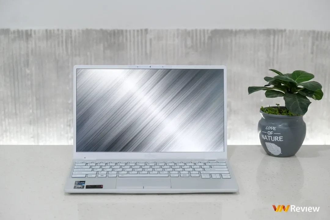 Đánh giá Fujitsu UH-X 2022: Laptop nhẹ nhất thế giới giờ nặng hơn nhưng đáng mua hơn