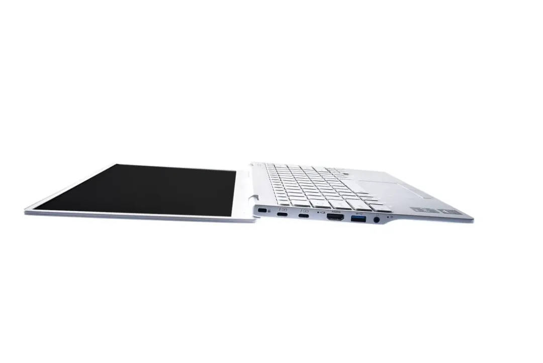 Fujitsu ra mắt laptop siêu nhẹ UH-X Series 2022: nặng chỉ 878g, chip Intel Gen 12, độ bền chuẩn quân sự