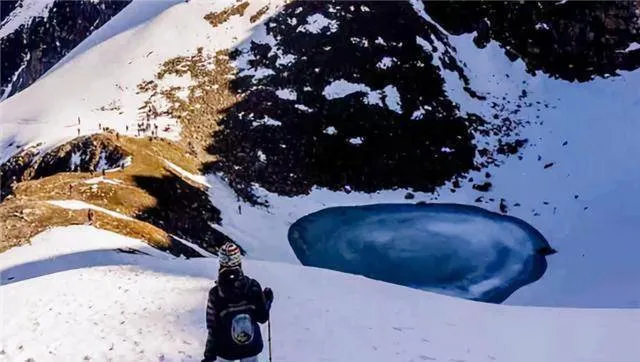 Tuyết tan trên dãy Himalaya, hàng trăm xác người xuất hiện dưới đáy hồ  