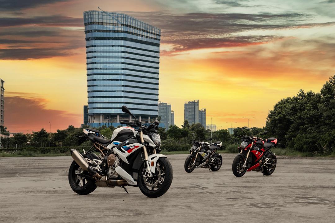 BMW S 1000 R thế hệ mới ra mắt: Trọng lượng nhẹ hơn, bổ sung công nghệ an toàn giá từ 669 triệu đồng