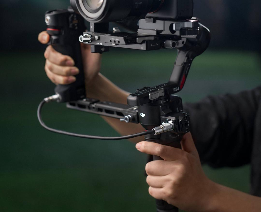 Gimbal DJI Ronin 4 ra mắt tại Việt Nam: nâng cấp lớn về khả năng cân bằng, chống rung, lấy nét, thời lượng pin, giá từ 10,99 triệu đồng