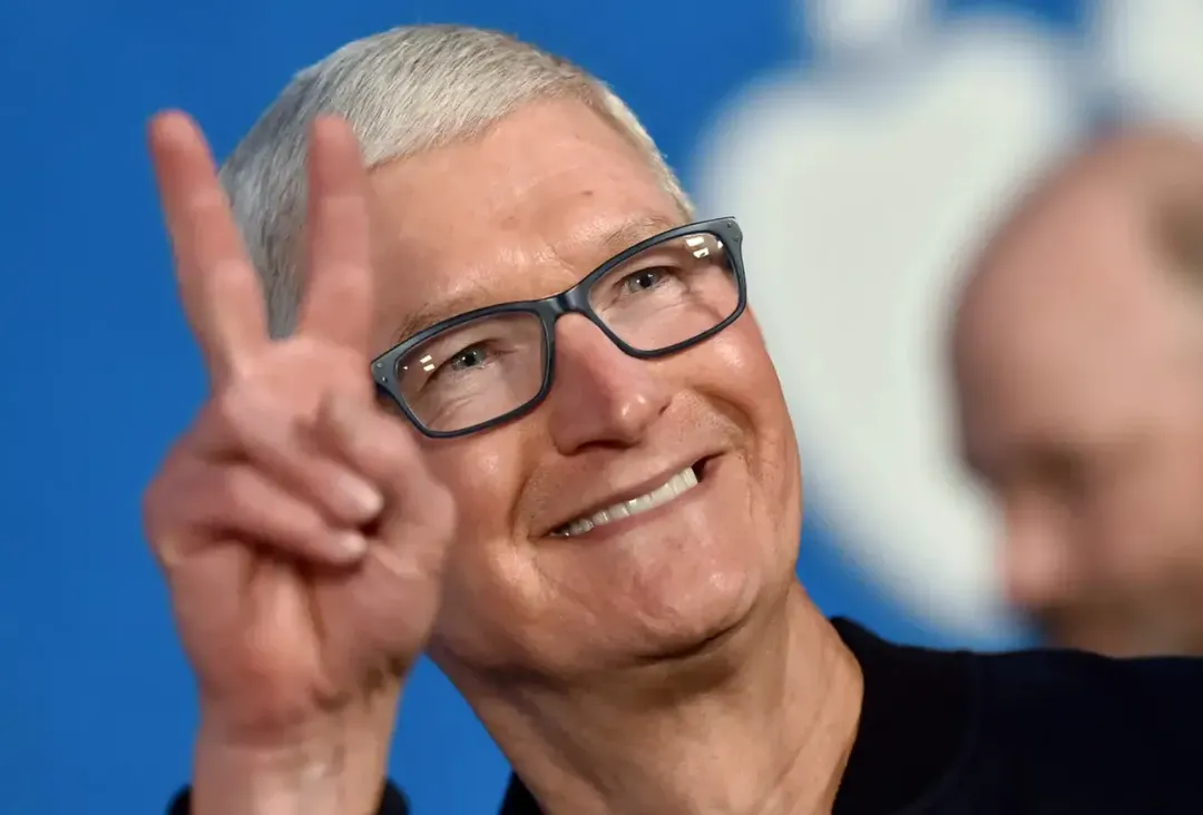 Thu nhập của Tim Cook năm 2021 bằng cỡ "binh đoàn" của Apple cộng lại