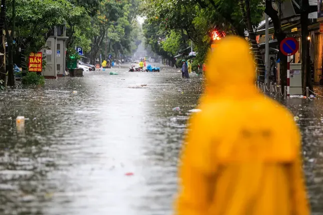 Vì sao Hà Nội liên tục ngập lụt?