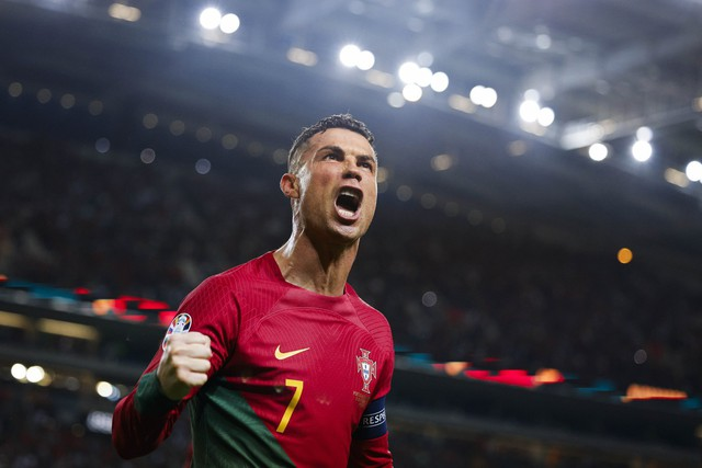 Ở giai đoạn cuối sự nghiệp, Cristiano Ronaldo và Lionel Messi kiếm được bao nhiêu tiền trong năm 2023?