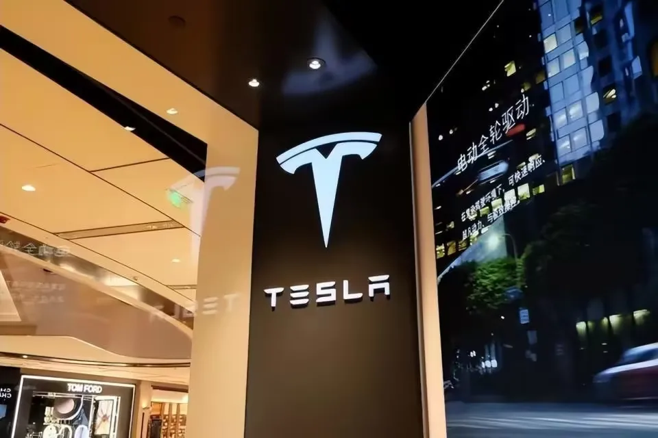 Bị chỉ trích vì giảm giá Tesla, Musk đáp trả một câu không thể vặn vẹo được nữa