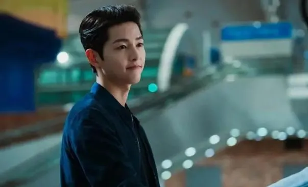 Song Joong Ki chính thức công khai mối quan hệ mới! Xuất hiện tại sân bay cùng bạn gái người Anh, kiều nữ khí chất không thua kém Song Hye Kyo