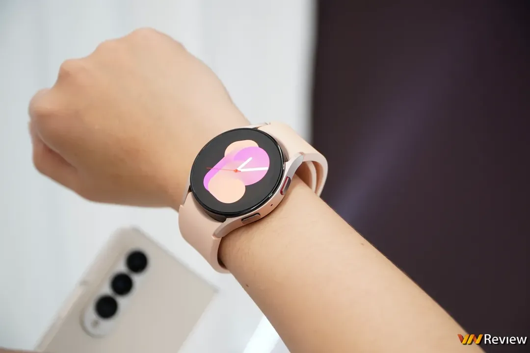 Trên tay Galaxy Watch5 và Watch5 Pro: cải tiến mạnh về pin, sạc, các tính năng theo dõi sức khỏe