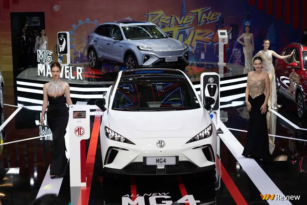 Bóng hồng Việt so dáng cùng mẫu Tây tại Vietnam Motor Show 2022