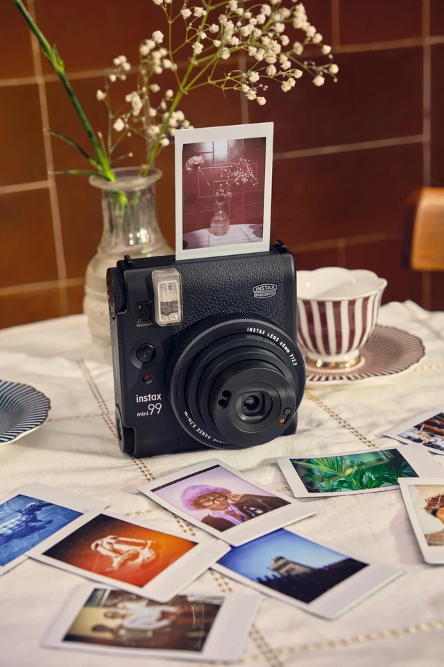 Fujifilm ra mắt máy ảnh chụp lấy ngay Instax Mini 99: Phong cách retro không lẫn đi đâu được, mua tặng các chị em thì hết ý