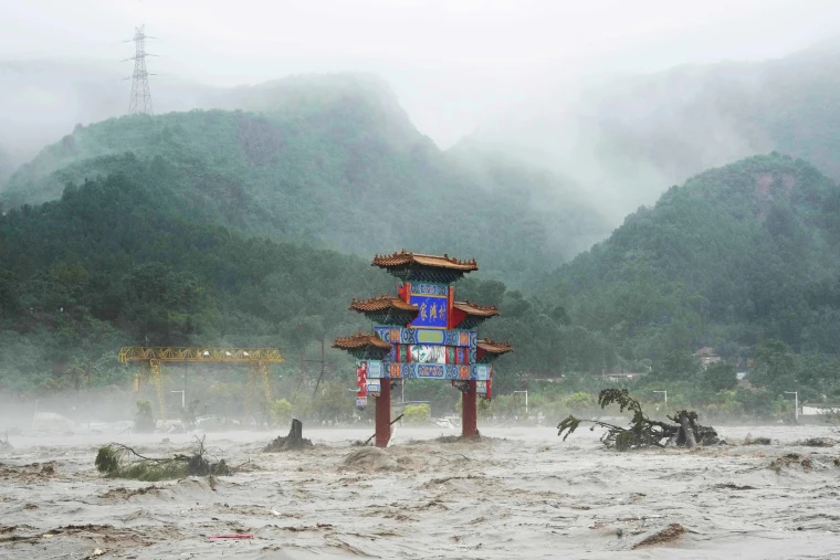 Mưa lụt lịch sử ở Trung Quốc: trận đại hồng thủy 140 năm mới có, hàng trăm ngàn người bị ảnh hưởng