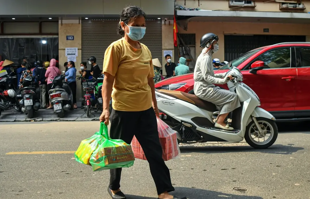 Bánh trung thu truyền thống hốt bạc, giữa trưa nắng nóng hay gần nửa đêm, người dân vẫn xếp hàng để mua