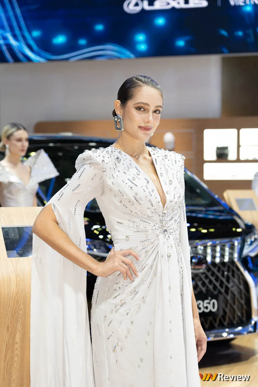 Bóng hồng Việt so dáng cùng mẫu Tây tại Vietnam Motor Show 2022