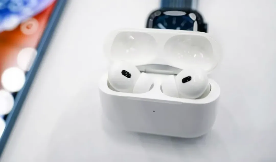 Tưởng thế nhưng không phải thế: Người dân Trung Quốc săn lùng dây đeo Airpods đến cháy hàng