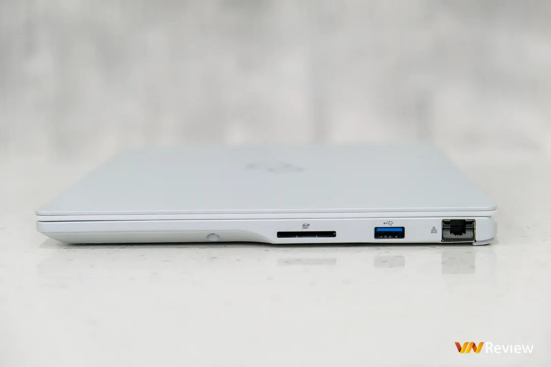 Đánh giá Fujitsu UH-X 2022: Laptop nhẹ nhất thế giới giờ nặng hơn nhưng đáng mua hơn