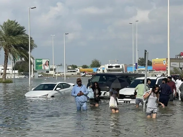 Công nghệ gieo mây hô mưa gọi gió nhân tạo có phải nguyên nhân gây mưa lớn, lụt lột chưa từng có ở Dubai?