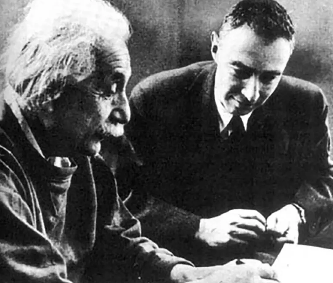 Albert Einstein ân hận vì hiểu sai người Đức, góp phần vào sự phát triển của bom hạt nhân