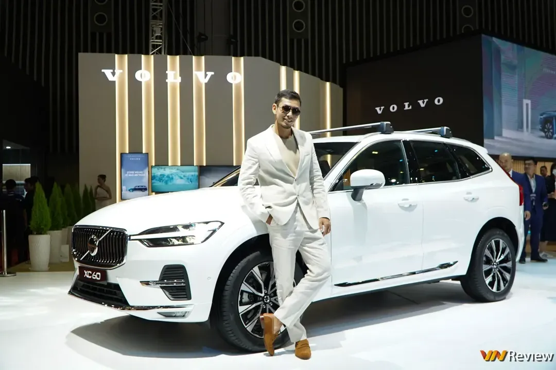 Bóng hồng Việt so dáng cùng mẫu Tây tại Vietnam Motor Show 2022