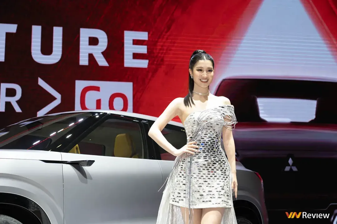 Bóng hồng Việt so dáng cùng mẫu Tây tại Vietnam Motor Show 2022