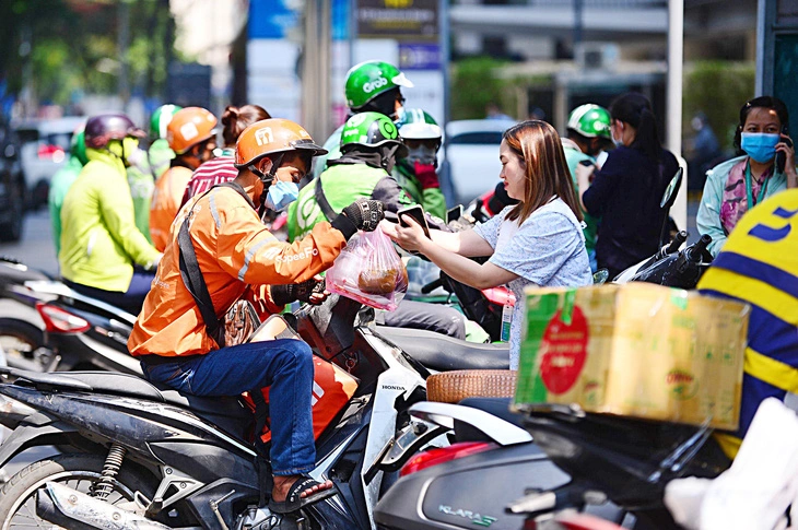 Hãng công nghệ 'ăn dày' qua app, nhà hàng, quán ăn đành... nghỉ chơi