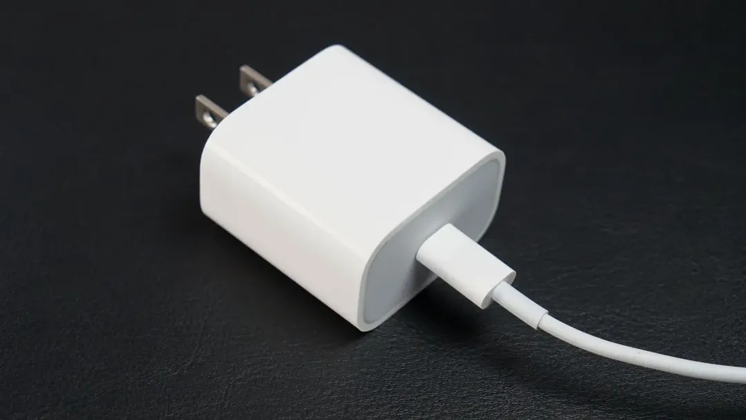 Apple kiếm hàng tỷ USD từ cục sạc 20W chính hãng, ở Việt Nam đang bán 700k