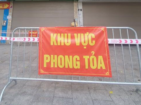 Phong toả 3 toà nhà Chung cư Đền Lừ liên quan chùm 15 ca bệnh COVID-19