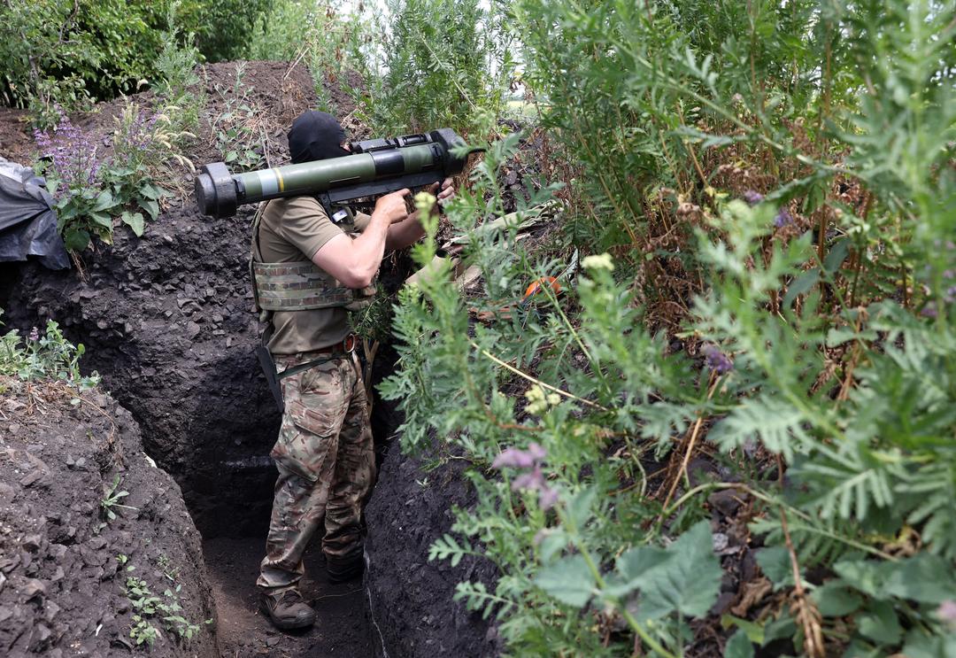 Nguồn vũ khí cung cấp cho Ukraine vơi dần, 1 thành viên NATO mới đây thừa nhận "bất lực"